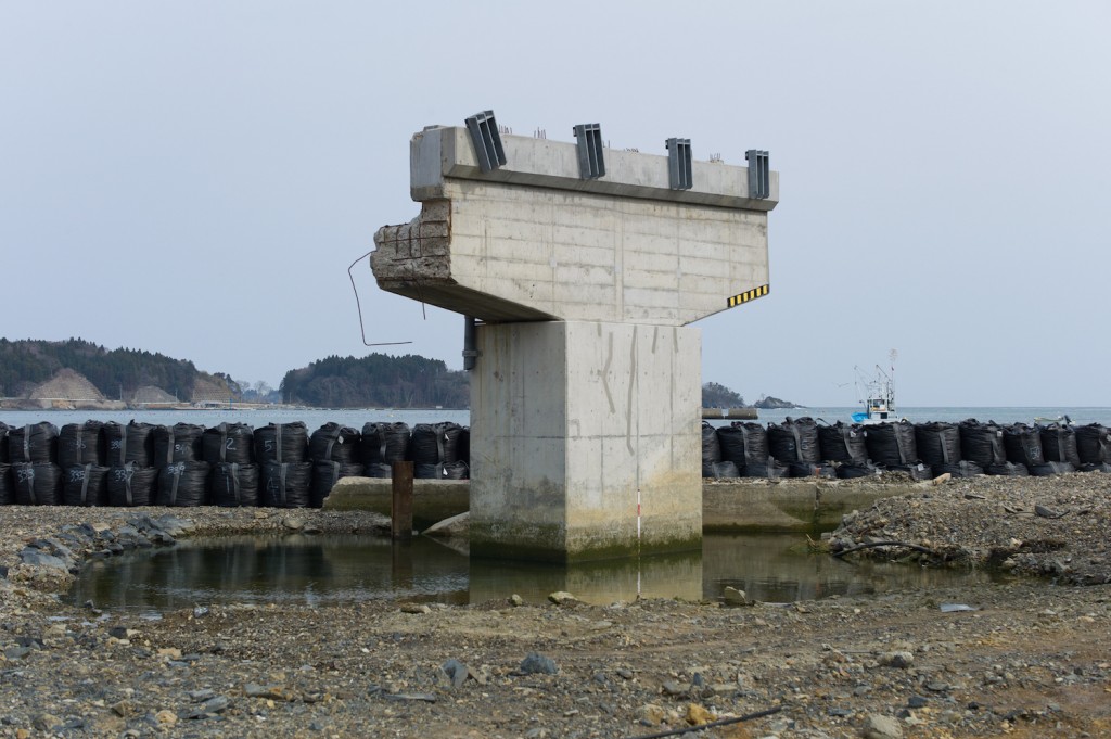 Utatsu, Japon, 2012. Pont brisé par le tsunami. Tiré d'un travail sur la réhabilitation après le tsunami à Tohoku./ Utatsu, Japan, 2012. Remains of a bridge damaged by tsunami. From a series on pots-tsunami Tohoku.